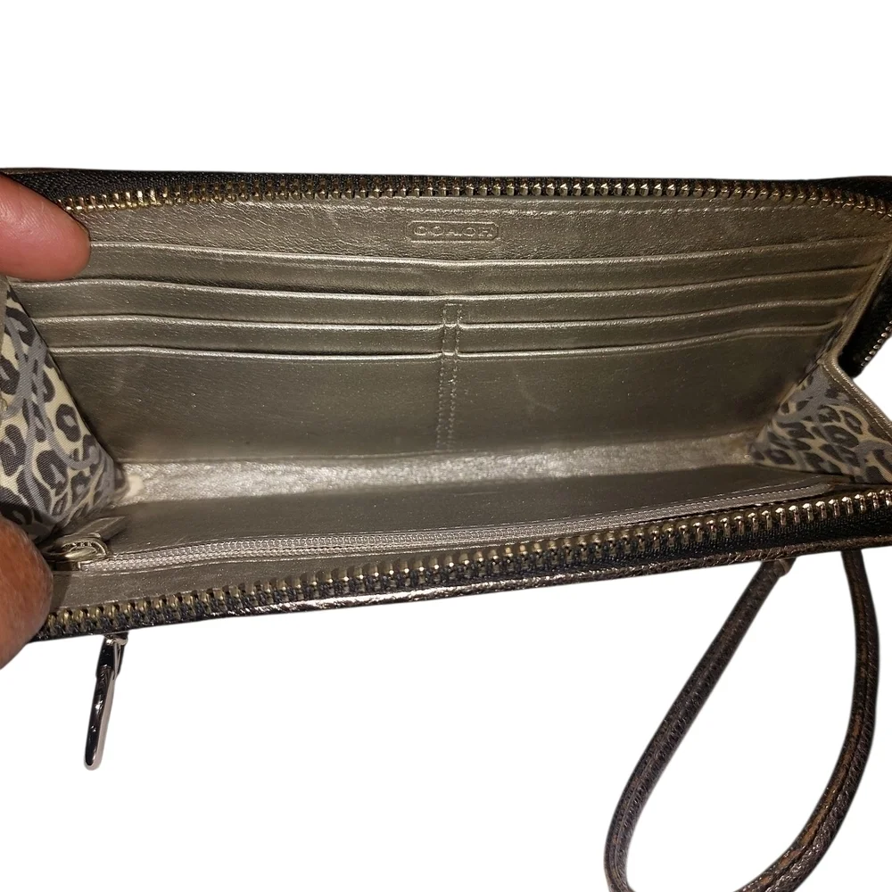 👜 Coach Black and Gold Poppy Clutch